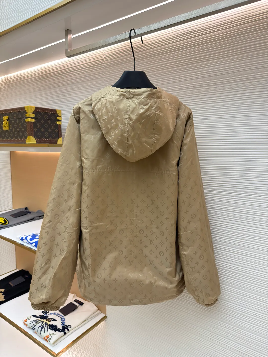 LOUIS VUITTON double-sided windproof pin jacket ●Original version: Purchased and developed for 22800 ●Item number: 1682085-C55 ●Fabric: polyester fiber fabric ●Technology: jacquard production ●Color: khaki ●Version: fitted version ●Weight: about 545 grams ●Size: 44-46-48-50 ●Description: The solid color fabric is made of nylon encrypted matt twill, and the jacquard fabric on the other side is made of 50D nylon yarn-dyed jacquard fabric. The solid color front panel is laser-burned, hand-made of white copper, with a triangular pin with logo and glossy finish. The front pocket uses a hardware keychain to hang a folding clothing tag, and the jacquard letters on the front chest placket are made of single-piece handmade It is cut manually, and all the pieces are numbered. The pockets are also cut with the original number. The fabric is relatively light and silky, and it takes time to cut accurately. It is equipped with a double-circulation puller 5# orbital zipper in the front and center. The hem and hood are worn with spiral elastic ropes with ring anti-slip buckles, square pig nose buckles with logo, and all holes are punched with hardware and logo on cloth-colored eyelets. The overall wiring is straight and delicate, the fabric is comfortable and soft, and the color is consistent without color difference. It can be matched with the same style to create a fashionable look and control various occasions. Customized accessories, complete with three standards, same style for men and women!